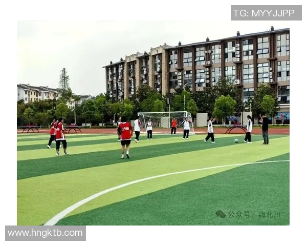 当平凡少年迎来足球球星附体瞬间梦想与荣耀在绿茵场绽放